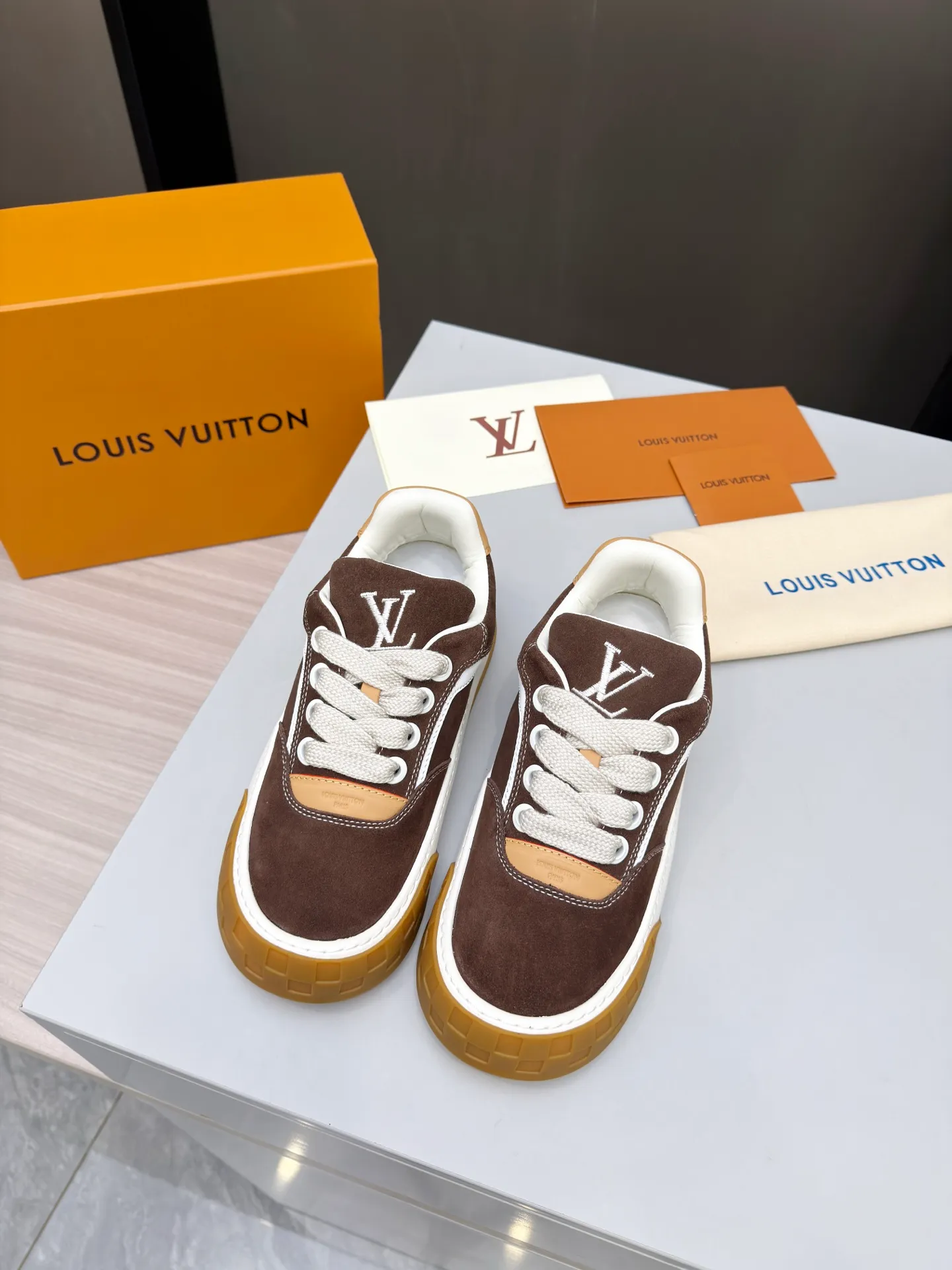 Men's men's shoes pP640! Top version LV-Louis Vuitton-classic catwalk new style, empty glue process·original 1:1 development and reproduction! ! The upper foot is very comfortable. It is made of luxurious materials and fine workmanship. The midsole is printed with English letters "Made in Europe". The upper is made of calfskin imported from Italy. The side is decorated with the brand's LOGO and signature. The latest latex foot pads and mesh lining make the foot feel super comfortable. The original two-color TPU combination outsole is specially provided by the original factory. Bag technology Goodyear stitched edges Fabric: Exclusive custom first-layer cowhide Accessories: Exclusive private model Vuitton logo, lining: Customized silk mesh lining - first-layer silk cowhide lining Outsole: TPU combination outsole wear-resistant, non-slip and anti-yellowing Foot pads: new latex pads-mesh sweat-absorbent Counter technology: fully computerized sewing machine wire drawing Toe box back cover Hot and cold shaping Full set of pull-top last with medium and low logo pattern Code number 39-45